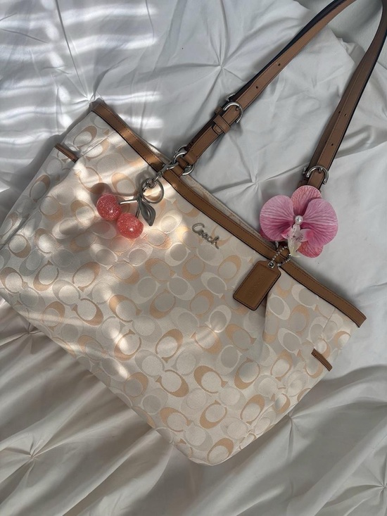 Coach Handbags - Vintage Coach Ivory Optic Signature Gallery Tote🤍